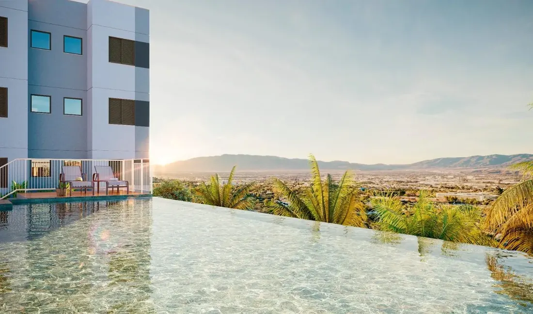 Piscina do Gran Vic Niágara com solarium e vista aberta para a região